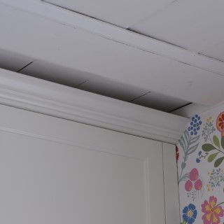 Krönlist på garderob i hall